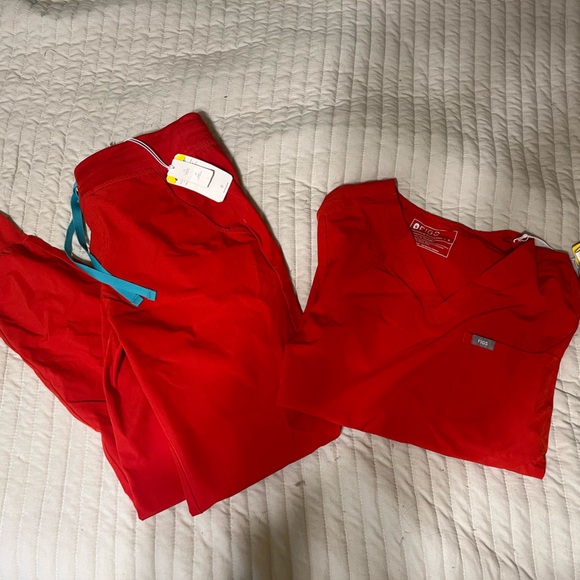 fionlite red figs scrubs - Picture 1 of 3